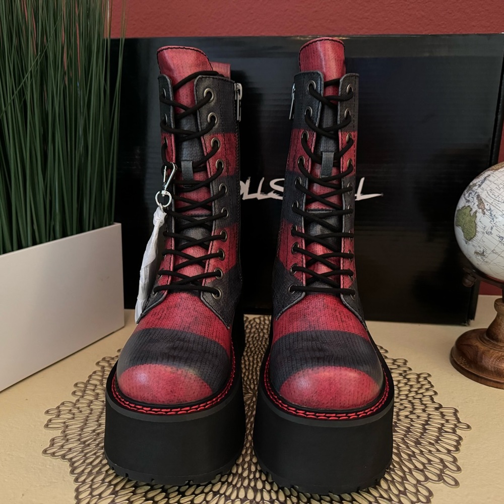 ✨SOLD✨Dolls Kill X WB Horror Total Slasher Platform Boots ✨New✨ - Picture 5 of 9